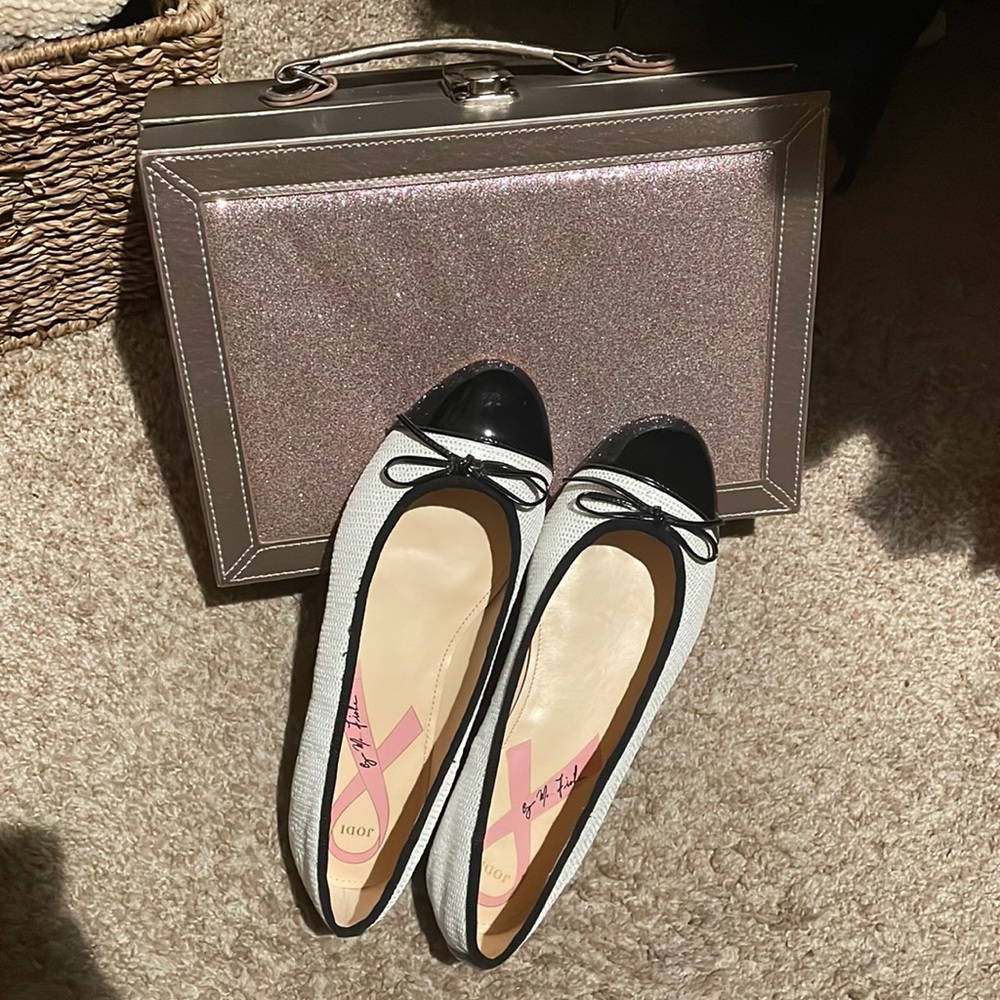 Black/White flats